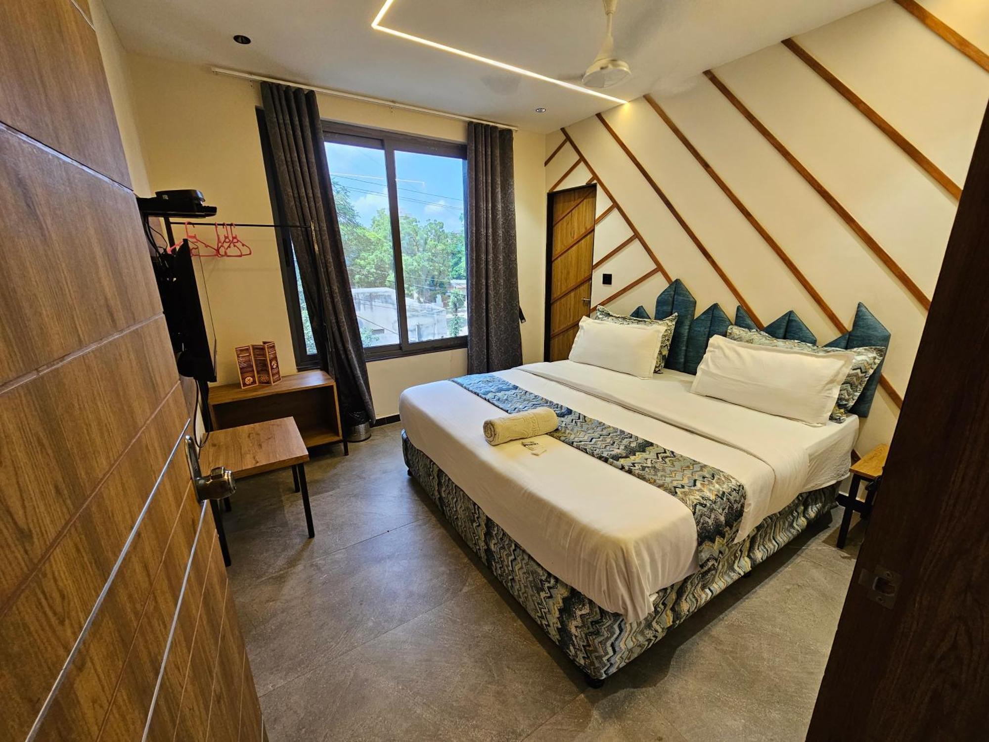 Hotel Nova Palm Rajkot Exterior photo